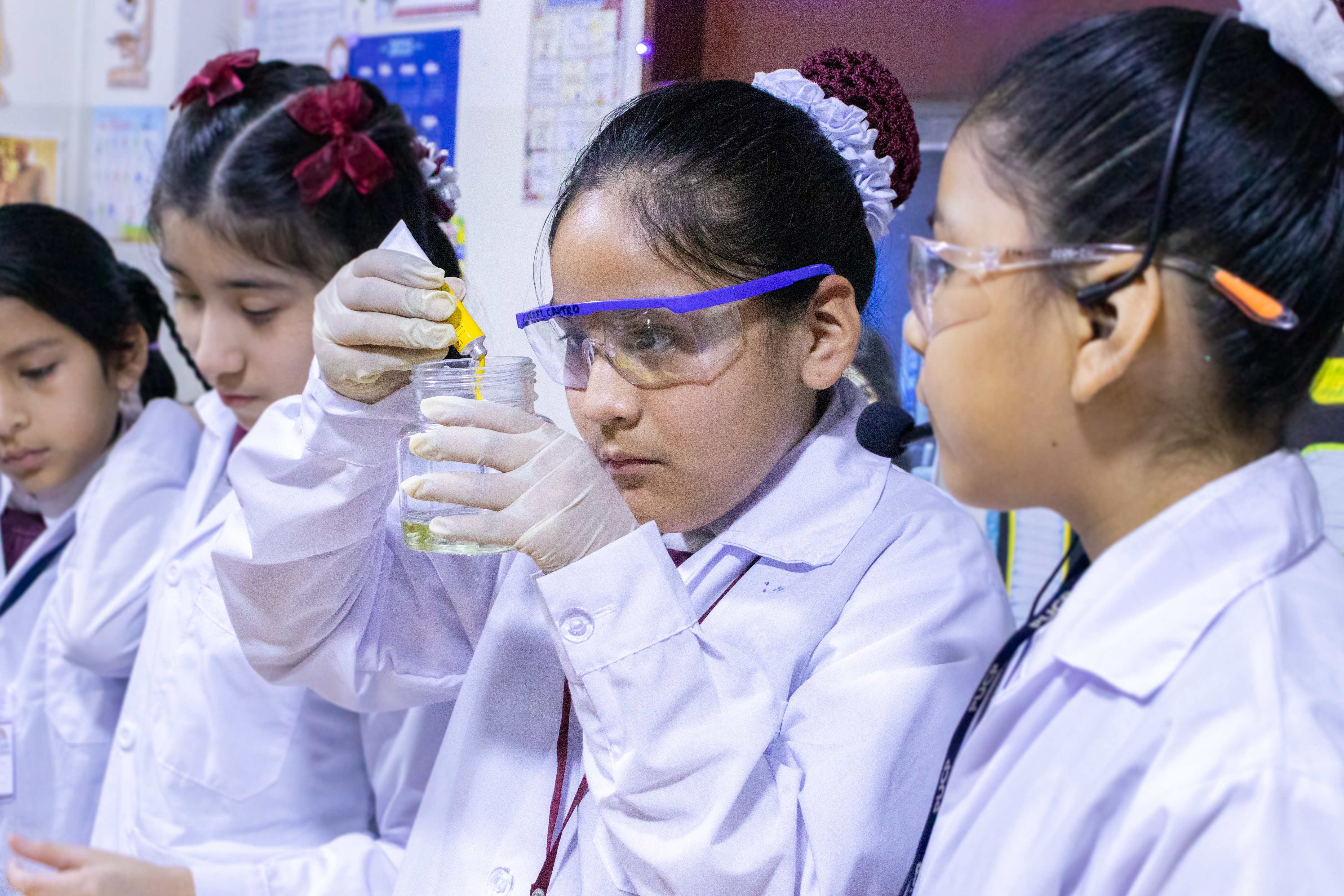 Niños jugando en el colegio Jack Goldfarb